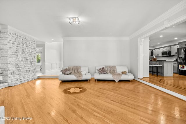 7801 Saint Anthony Woods Ct, Louisville, KY 40214