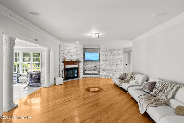 7801 Saint Anthony Woods Ct, Louisville, KY 40214