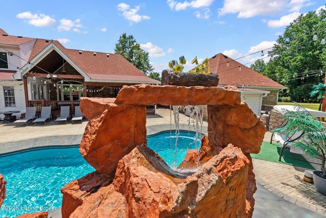 7801 Saint Anthony Woods Ct, Louisville, KY 40214
