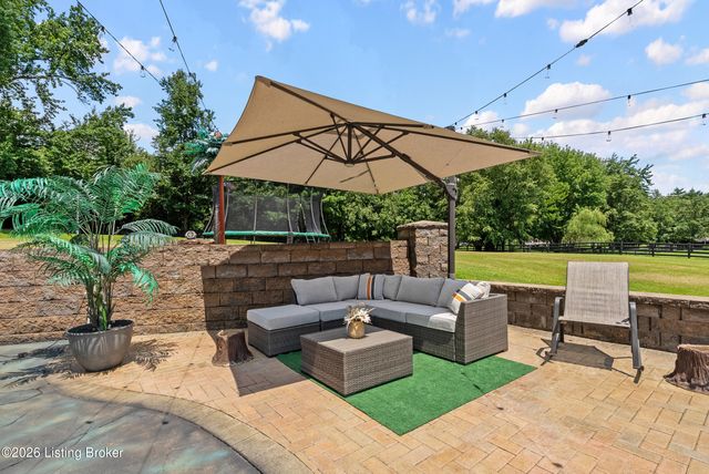 7801 Saint Anthony Woods Ct, Louisville, KY 40214
