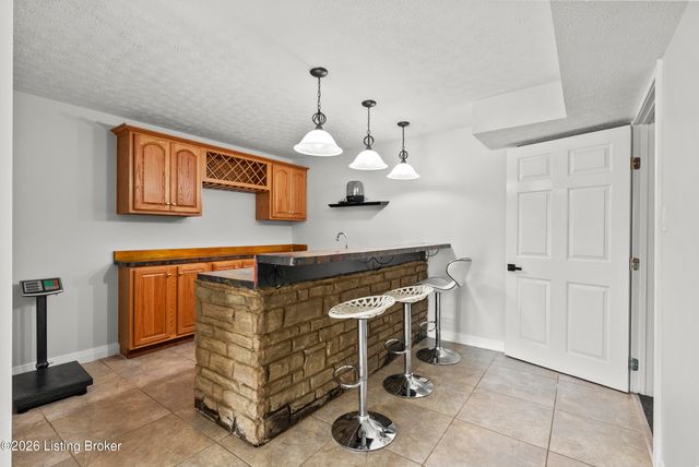 7801 Saint Anthony Woods Ct, Louisville, KY 40214