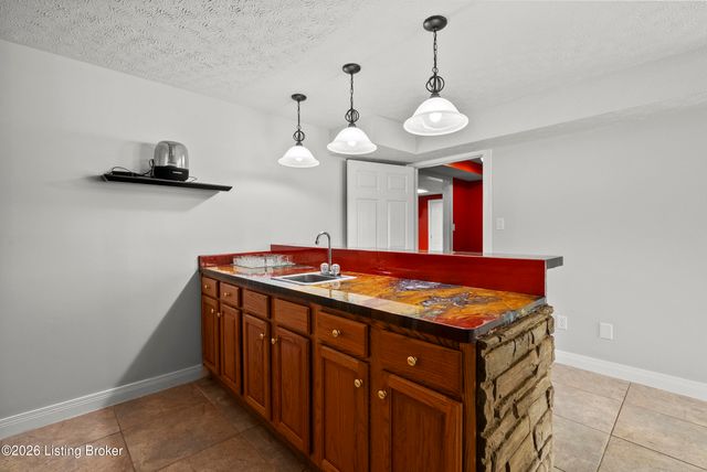 7801 Saint Anthony Woods Ct, Louisville, KY 40214