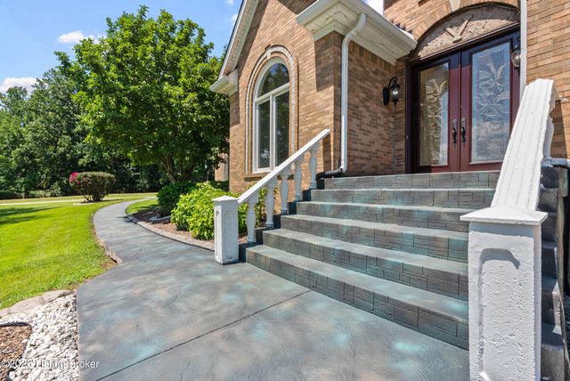 7801 Saint Anthony Woods Ct, Louisville, KY 40214