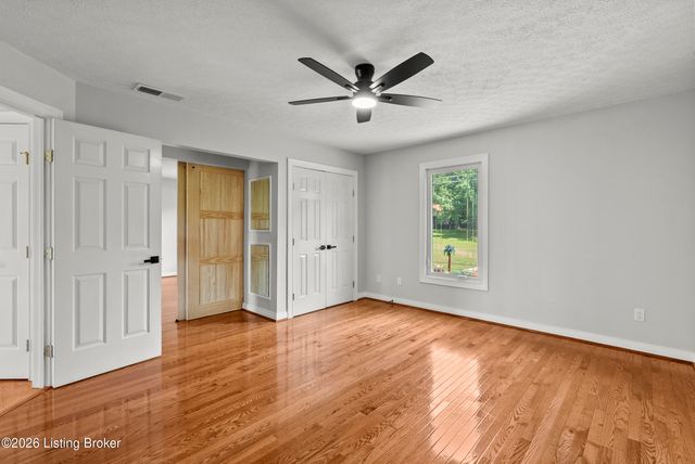 7801 Saint Anthony Woods Ct, Louisville, KY 40214