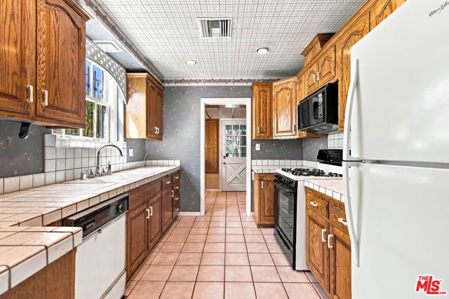 5031 Nagle Avenue, Los Angeles, CA 91423