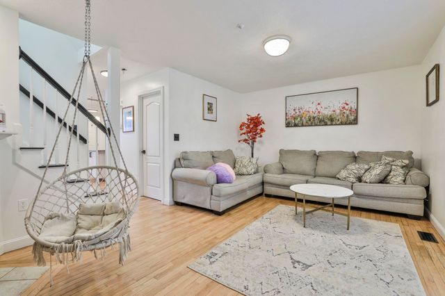 24 Suffolk Court, Bedford, NH 03110