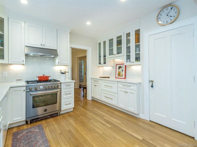 33 Oakland Street, Huntington, NY 11743