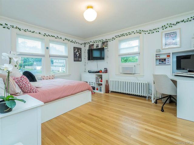 33 Oakland Street, Huntington, NY 11743