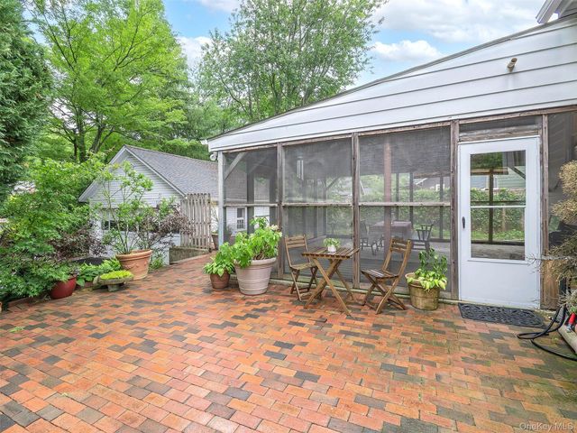 33 Oakland Street, Huntington, NY 11743