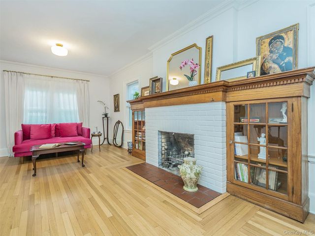 33 Oakland Street, Huntington, NY 11743