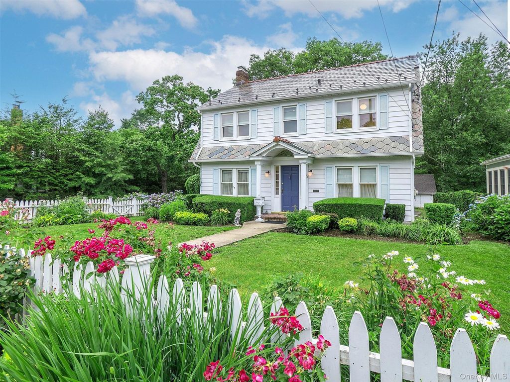 33 Oakland Street, Huntington, NY 11743