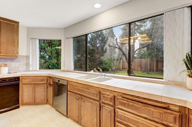 11110 Tanglewood Dr, Auburn, CA 95603