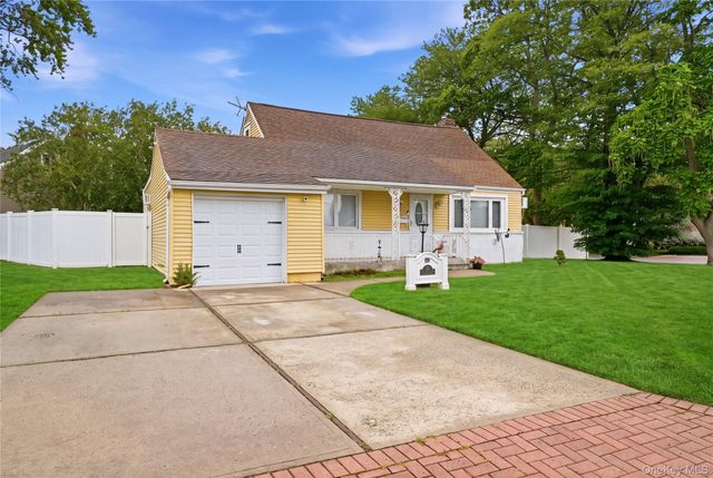 11 Mell Drive, North Babylon, NY 11703