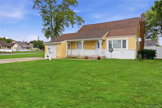 11 Mell Drive, North Babylon, NY 11703