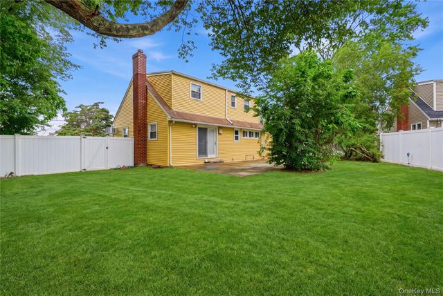 11 Mell Drive, North Babylon, NY 11703