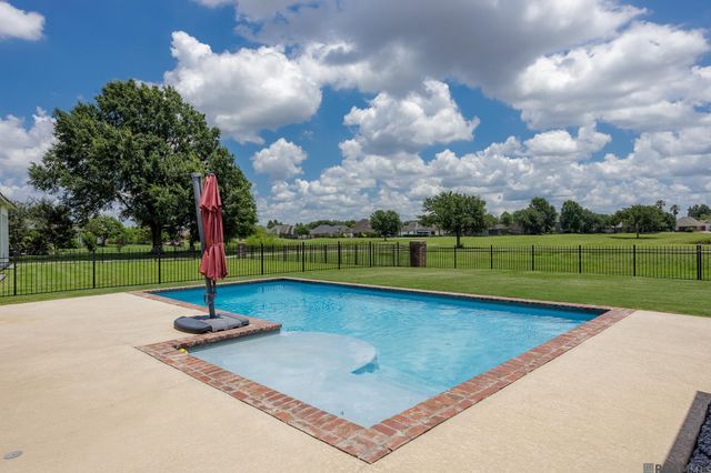 6060 Royal Palms Ct, Gonzales, LA 70737