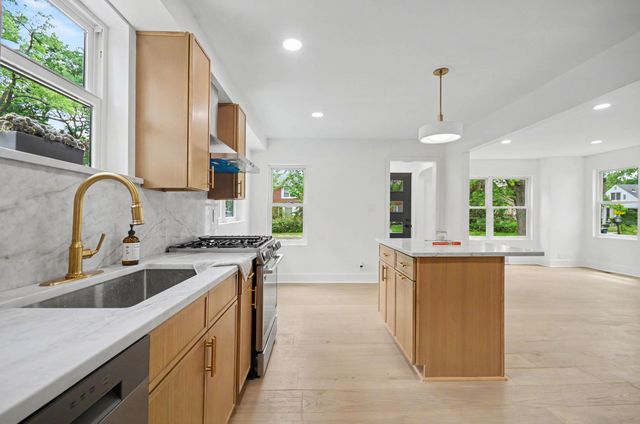 10810 Hart Avenue, Huntington Woods, MI 48070