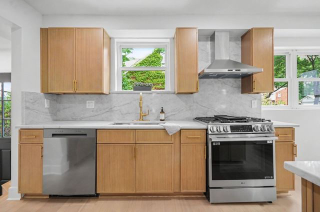 10810 Hart Avenue, Huntington Woods, MI 48070