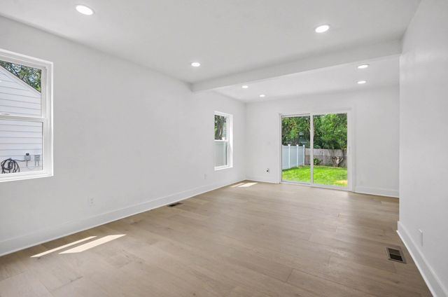 10810 Hart Avenue, Huntington Woods, MI 48070