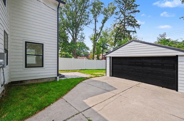 10810 Hart Avenue, Huntington Woods, MI 48070