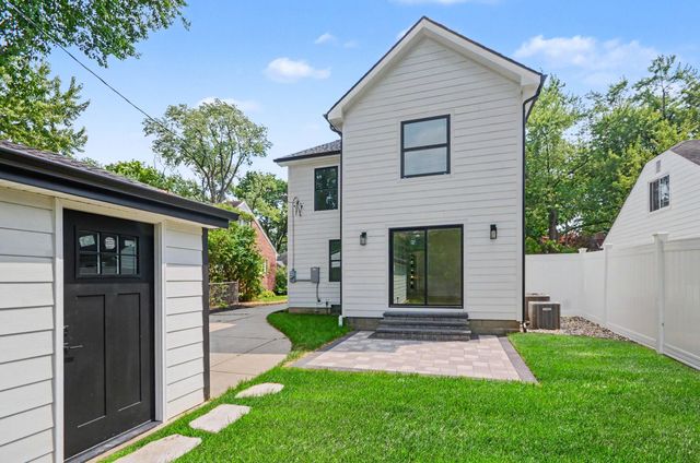10810 Hart Avenue, Huntington Woods, MI 48070