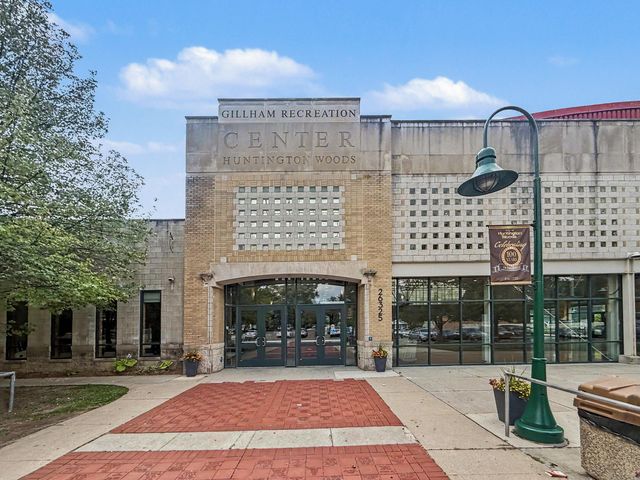 10810 Hart Avenue, Huntington Woods, MI 48070