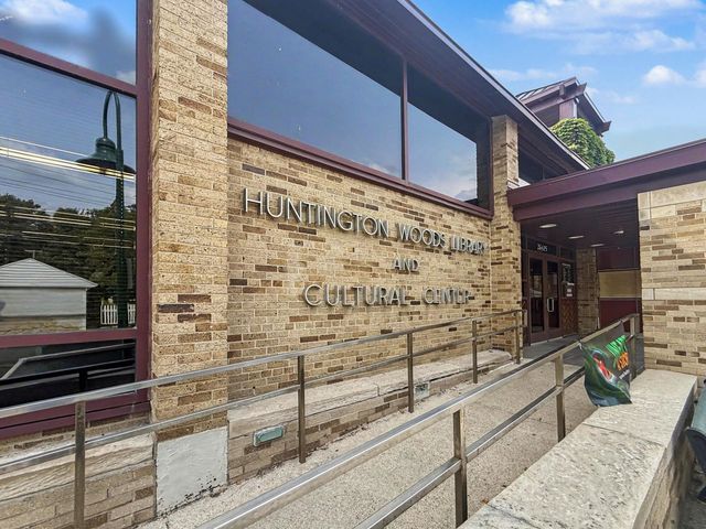 10810 Hart Avenue, Huntington Woods, MI 48070