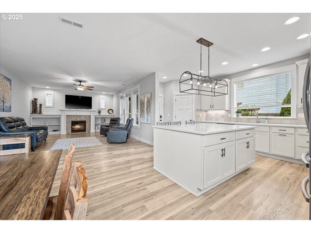 19698 CEDARWOOD Way, Oregon City, OR 97045