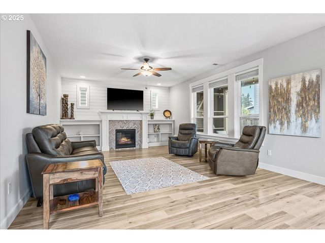 19698 CEDARWOOD Way, Oregon City, OR 97045