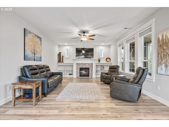 19698 CEDARWOOD Way, Oregon City, OR 97045