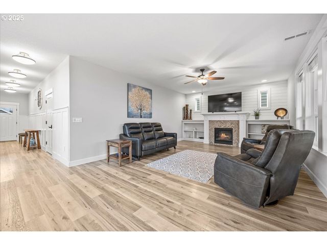 19698 CEDARWOOD Way, Oregon City, OR 97045