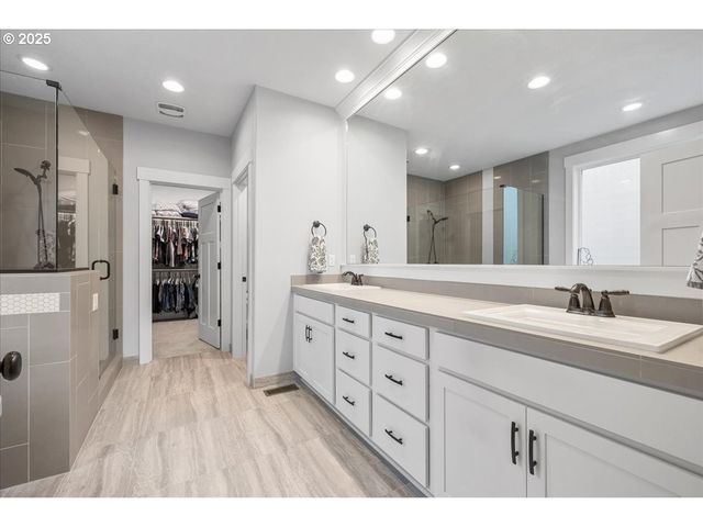 19698 CEDARWOOD Way, Oregon City, OR 97045