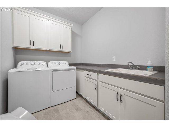 19698 CEDARWOOD Way, Oregon City, OR 97045