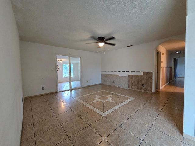 807 Olds Ave, Livingston, CA 95334