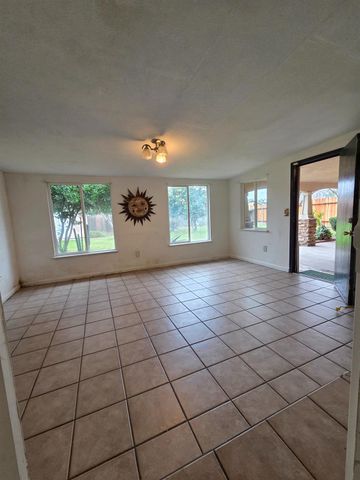 807 Olds Ave, Livingston, CA 95334