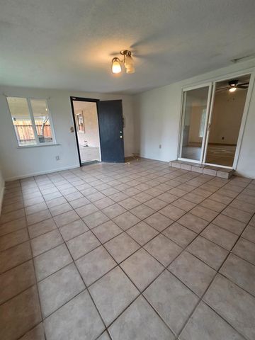 807 Olds Ave, Livingston, CA 95334