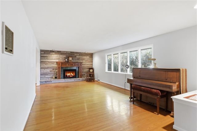 58 Landsdowne Lane, Pittsford, NY 14618