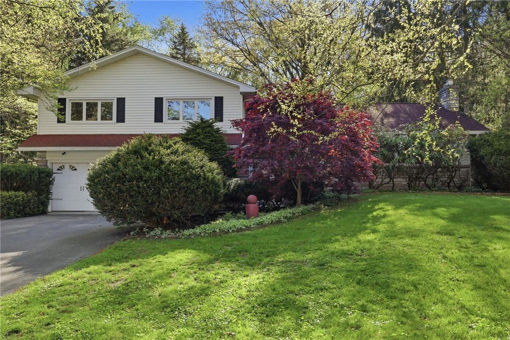 58 Landsdowne Lane, Pittsford, NY 14618