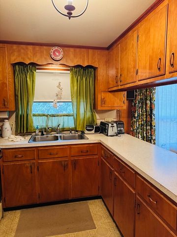 20 Faulkner St, Westport, MA 02790