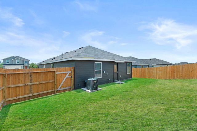307 Wild Goose DR, Luling, TX 78648