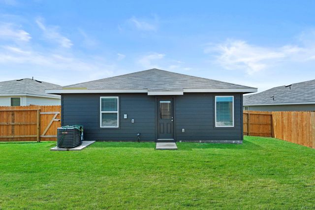 307 Wild Goose DR, Luling, TX 78648