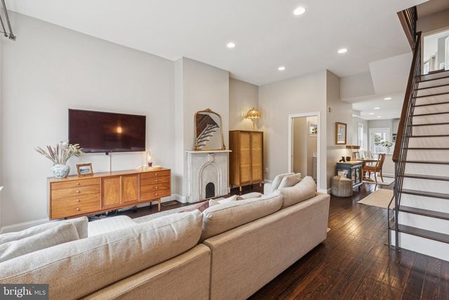 858 E THOMPSON ST, Philadelphia, PA 19125