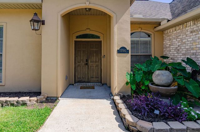 37182 Cobblestone Ave, Geismar, LA 70734