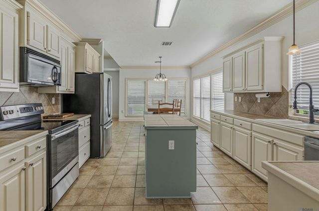 37182 Cobblestone Ave, Geismar, LA 70734