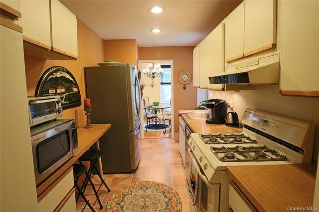 18-50 211 Street 2K, Bayside, NY 11360