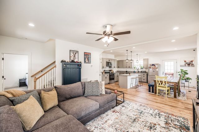 1160 Jonathan Ln, Springfield, TN 37172