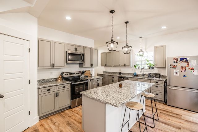 1160 Jonathan Ln, Springfield, TN 37172