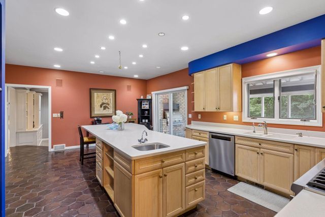 1355 Medora Road, Mendota Heights, MN 55118