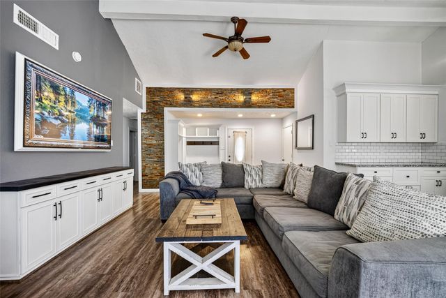 1011 Kensington Drive, Pearland, TX 77584