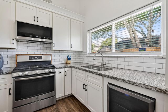 1011 Kensington Drive, Pearland, TX 77584